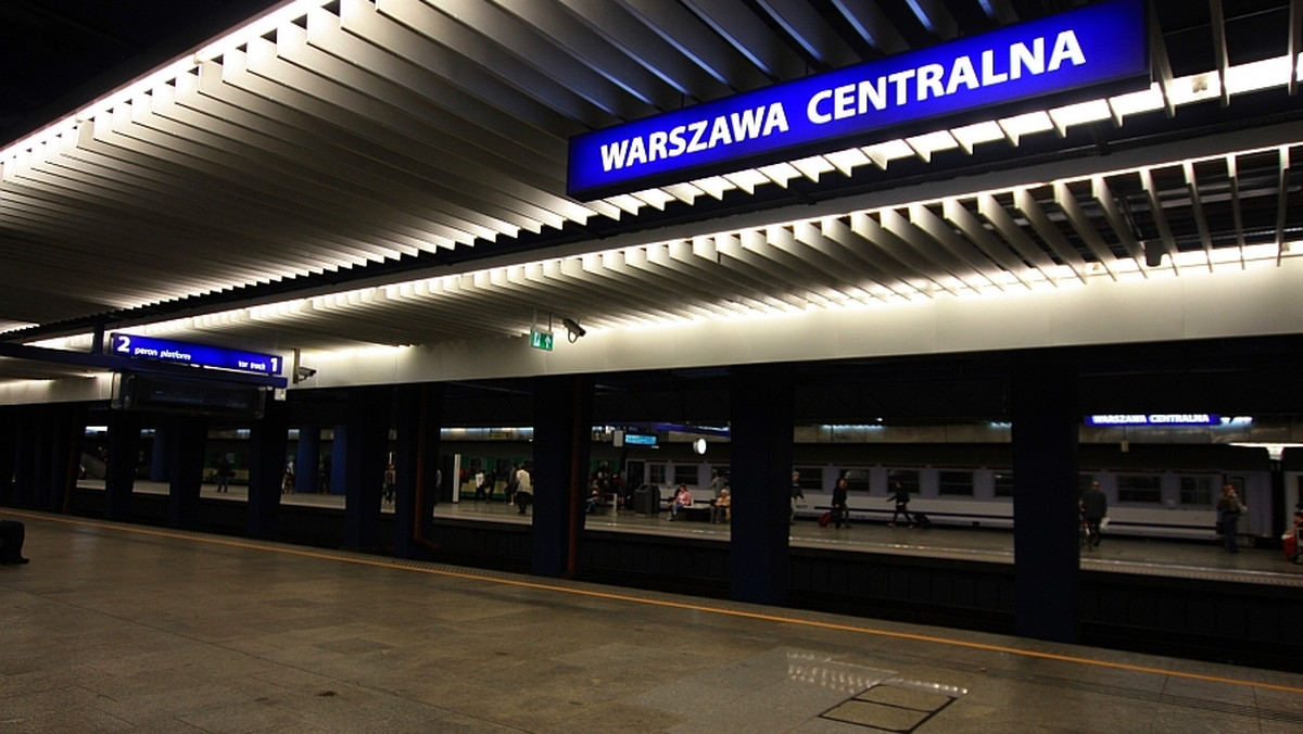 Dworzec Centralny w Warszawie powoli wraca do życia. Po kilkugodzinnej awarii zasilania wciąż panuje na nim chaos, ale pociągi zaczynają jeździć. - Pociągi są sukcesywnie wpuszczane i wypuszczane z Centralnego - poinformował rzecznik grupy PKP Łukasz Kurpiewski. Zastrzegł jednak, że zakłócenia w Warszawie mogą "odbić się czkawką" w całej Polsce.