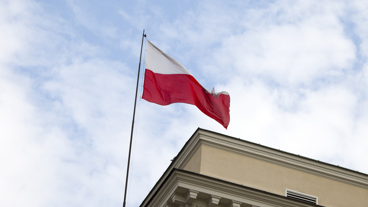 Złożeniem kwiatów i zapaleniem zniczy pod pomnikiem przy dawnym hitlerowskim więzieniem na Radogoszczu uczczono dziś w Łodzi 73. rocznicę zakończenia II wojny światowej i obchodzony 8 maja w Polsce Narodowy Dzień Zwycięstwa.