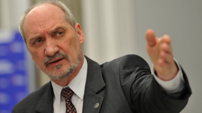 Macierewicz podejrzewa swoich żołnierzy o zamach w Smoleńsku