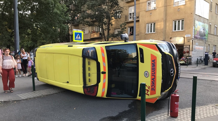 Felborult egy mentőautó a Bécsi úton / Fotó: Blikk