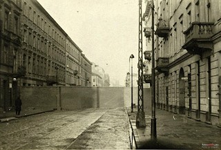 Po obu stronach ul. Twardej – losy mieszkańców podzielonej murem Warszawy