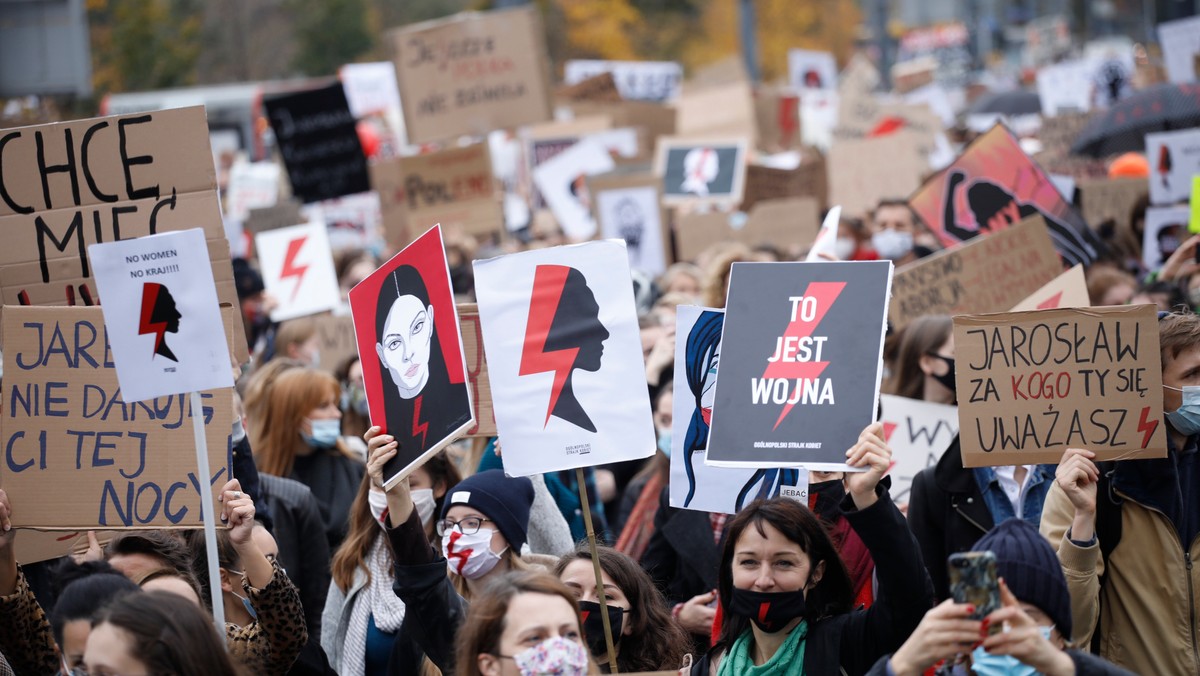 28.10.2020 Warszawa . Protest  Idziemy na Spacer  - spod siedziby skrajnie konserwatywnej prawicowej organizacji Ordo Iuris (na ul. Zielnej 39) . Siodmy dzien w Polsce trwaja masowe protesty i demonstracje po orzeczeniu TK - legalna aborcja w przypadku ciezkich i nieodwracalnych wad plodu jest niezgodna z konstytucja ( trybunal Julii Przylebskiej jest calkowicie kontrolowany przez szefa patii rzadzacej Jaroslawa Kaczynskiego ) 