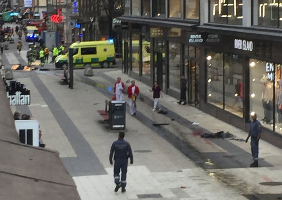 Ciężarówka wjechała w tłum w centrum Sztokholmu