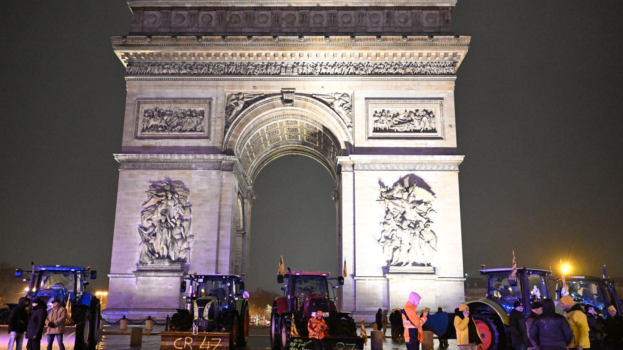 Muž s nožom sa pokúsil zaútočiť na policajta pri Víťaznom oblúku v Paríži. (ilustračné foto)