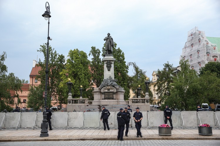 Zabezpieczone barierkami i kordonami policji Krakowskie Przedmieście