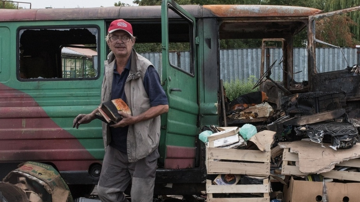 Pan Włodzimierz od 13 lat utrzymywał się ze sprzedaży książek. Niestety auto, w którym miał ok. 15 tys. pozycji, spłonęło. Mieszkańcy Tczewa apelują o pomoc.