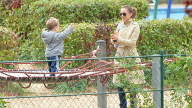 Natalie Portman z synkiem na placu zabaw