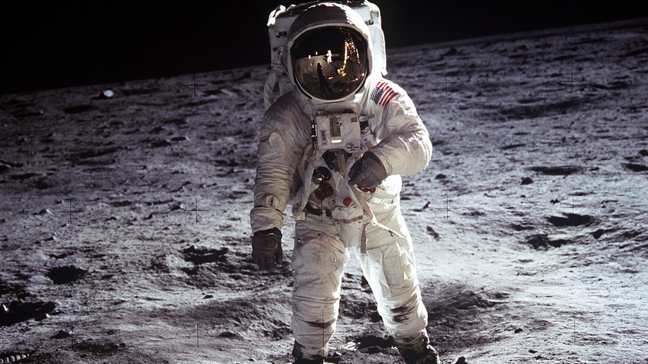 Wielki sukces Amerykanów: lądowanie człowieka na Księżycu, 21 lipca 1969 r. Pierwszy na Srebrnym Globie swoją stopę postawił Neil Armstrong, z kolei na zdjęciu widoczny jest inny członek załogi Apollo 11, Edwin „Buzz” Aldrin (domena publiczna).
