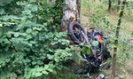 18-letni motocyklista i jego pasażer walczą o życie. Zderzyli się z drzewem