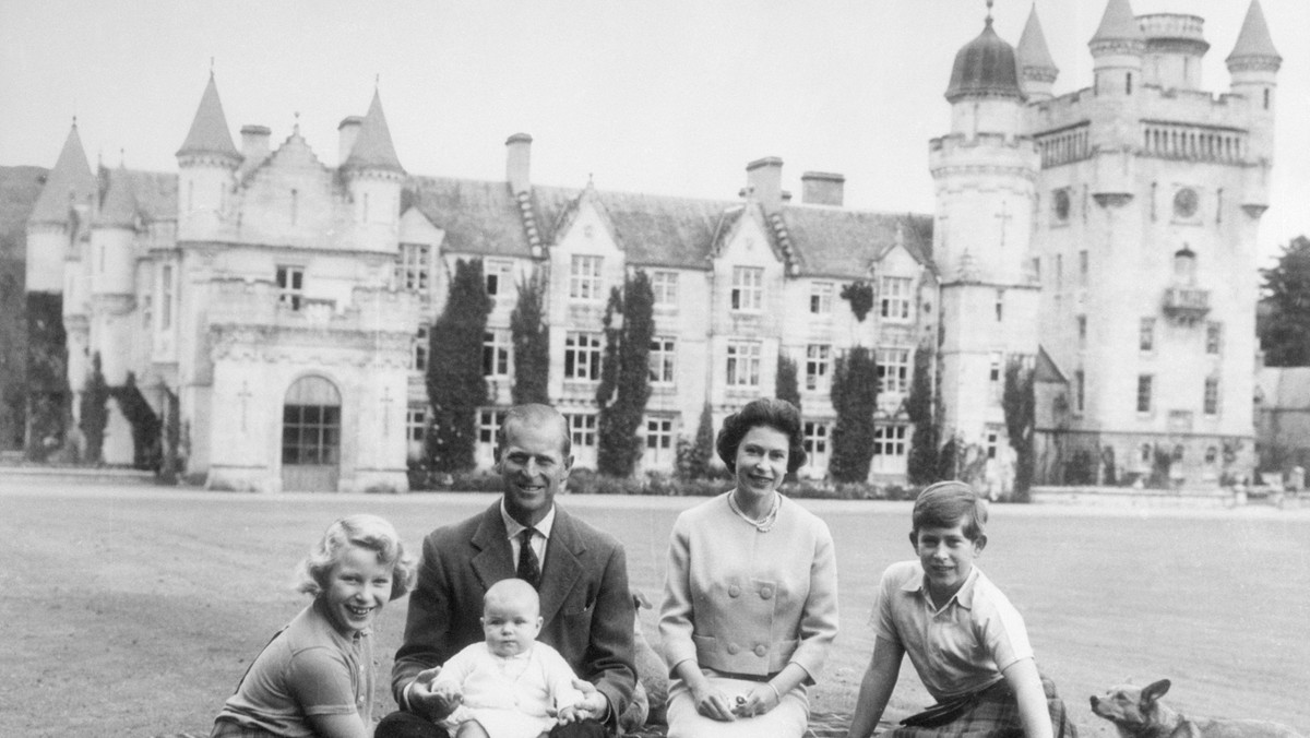 Rodzina królewska podczas pikniku przed zamkiem Balmoral w Szkocji, wrzesień 1960 r