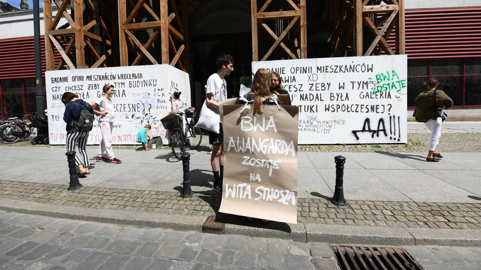 30.06 Protest artystów w obronie Galerii BWA w Pałacu Hatzfeldtów przy Wita Stwosza