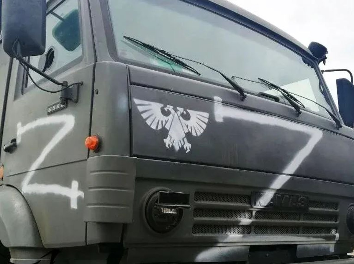Imperialny orzeł z uniwersum Warhammera na rosyjskiej wojskowej ciężarówce.