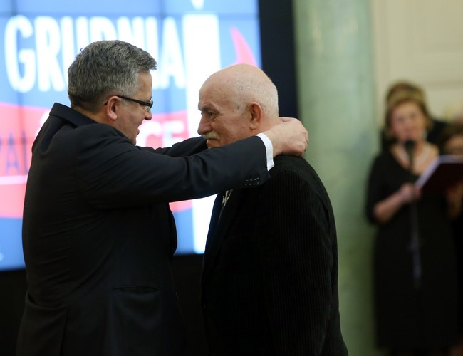 Prezydent Bronisław Komorowski odznacza Krzyżem Komandorskim Orderu Odrodzenia Polski działacza opozycji demokratycznej w Gdańsku i w Elblągu, dostawcę sprzętu i materiałów poligraficznych dla wydawnictw podziemnych - Bogusława Szymbalskiego