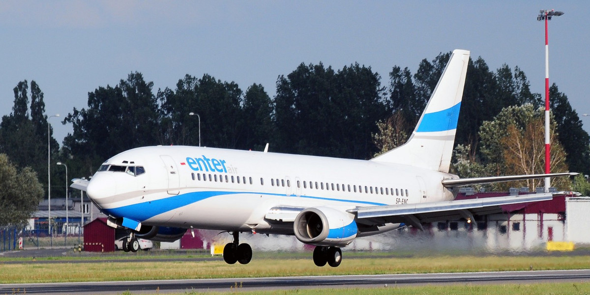 Boeing 737 w barwach linii Enter Air startujący z Lotniska Chopina w Warszawie