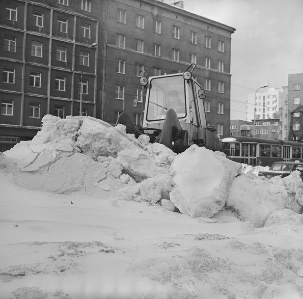 Odśnieżanie ul. Puławskiej w Warszawie, 1978 rok. Ładowarka Bumar Fadroma Ł-200 ładująca śnieg na ciężarówkę (Narodowe Archiwum Cyfrowe, Archiwum Grażyny Rutowskiej, sygnatura: 3/40/0/14/154).