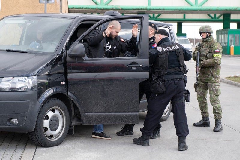 Výška platu policajtov sa primárne odvíja od platovej triedy, hodnosti a odslúžených rokov.
