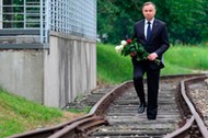 Andrzej Duda składa kwiaty na torach Małopolskiej Uczelni Państwowej w Oświęcimiu, którymi przewożono więźniów obozu