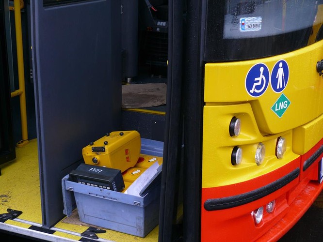 Dostawy Solbusów mają zakończyć się do połowy lutego. Koszt zakupu 35 autobusów - wraz na dostawę gazu - to 114 mln zł. To element dużego programu wymiany taboru. MZA 2007 r. spółka kupiła już 900 autobusów za sumę ponad 1 mld zł (dla porównania: pociągi Pendolino dla PKP Intercity pochłonęły 1,7 md zł). Na zdjęciu nowy Solbus podczas montażu elektronicznych kasowników.