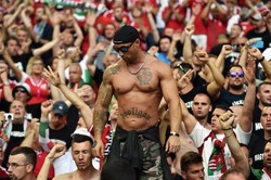 To nie są grzeczni chłopcy. Węgrzy bili się z Policją w trakcie meczu z Islandią. ZDJĘCIA