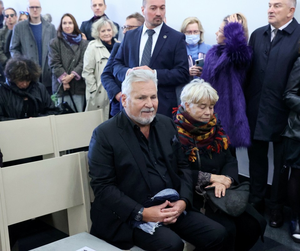 Aleksander Kwaśniewski i Katarzyna Grochola na pogrzebie Jerzego Urbana