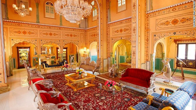 <strong>4. Shahi Mahal Suite, Raj Palace (Dźajpur, Indie) – 45,000 USD za noc</strong>
<br><br>
Hotel Raj Palace mieści się w pałacu wybudowanym na początku XVIII wieku. Apartament Shahi Mahal Suite zajmuje 4 piętra tegoż pałacu. Jego goście mają dostęp do prywatnego ogrodu, mogą wypocząć w basenie na dachu, albo zażyczyć sobie przedstawienia w mini-teatrze. Do ich dyspozycji pozostaje także prywatna kuchnia z personelem, pralnia oraz biblioteka. Przepych skomponowanego w złocie i czerwieni apartamentu jest tak duży, że może razić oczy (i gust) Europejczyka.