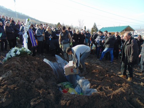 Grob dečaka napunjen slatkišima igračkama i ličnim stvarima 