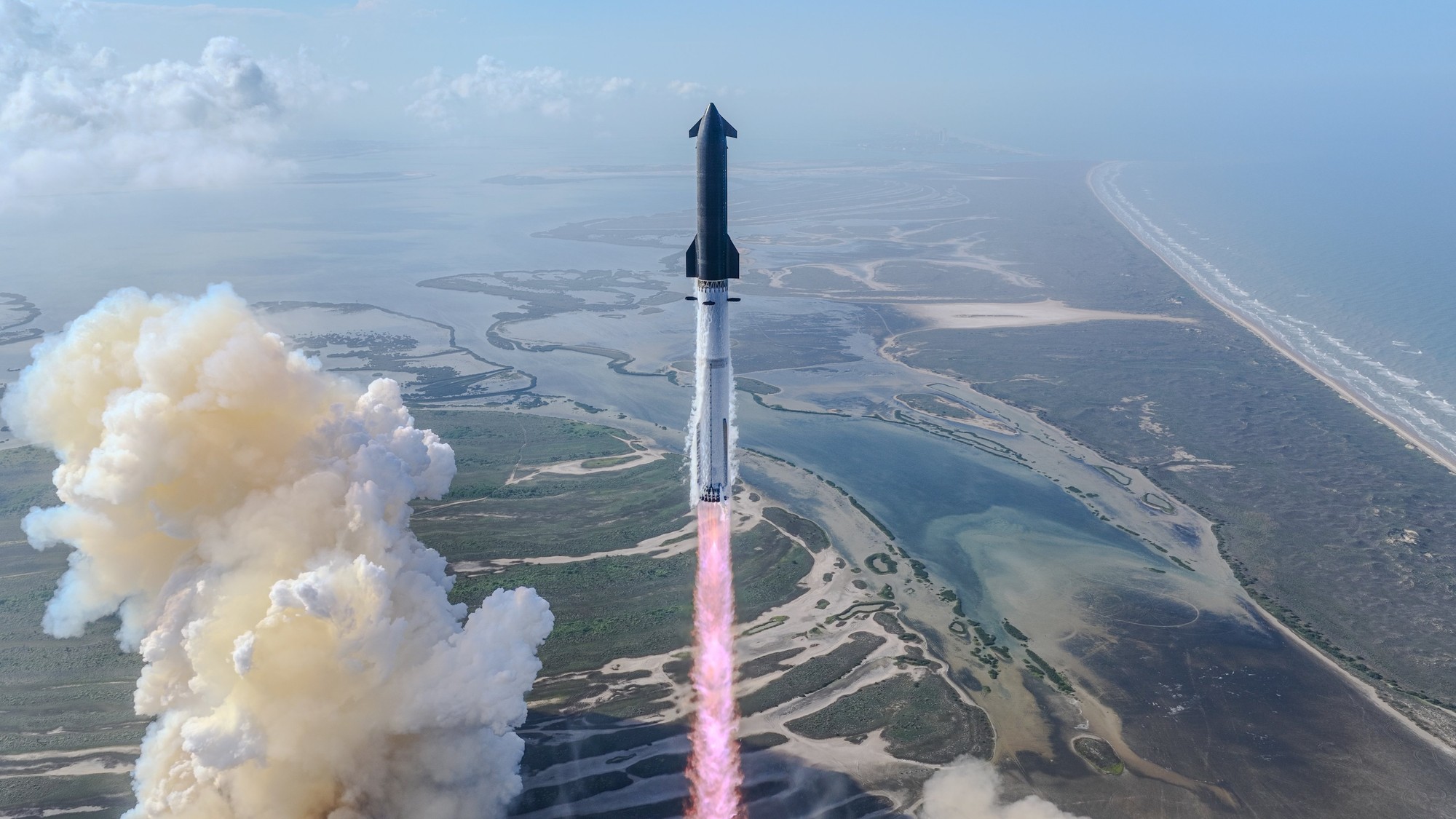 Zlyhali im motory, no Musk jasá. Dvanásty let obrieho Starshipu priniesol nečakanú drámu