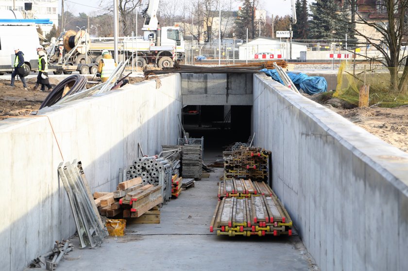 Przejścia dla pieszych już widać, tunel ciągle zasypany