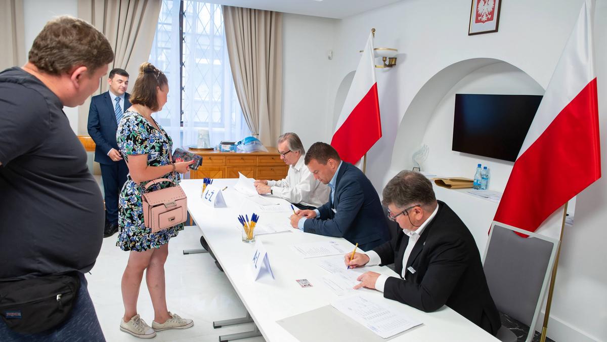 Wybory prezydenckie 2020. Polacy głosują w Ambasadzie Rzeczypospolitej Polskiej w Wilnie