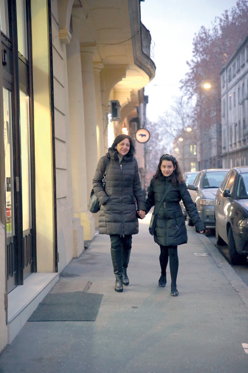 Nađina mama Olivera i Nađa stižu u salon „Anteo medžik miror“