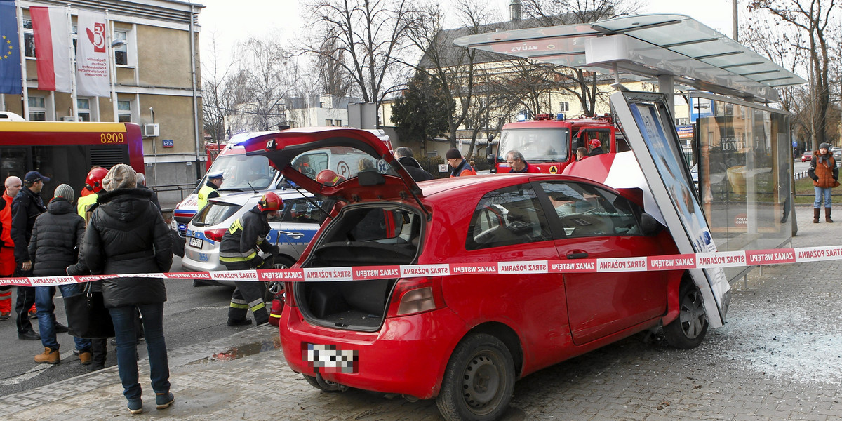 Auto wjechało w przystanek. Dwie osoby w szpitalu