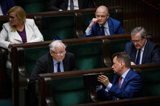 Sejm rozpoczął posiedzenie. Zajmie się poprawkami do bonu turystycznego i wnioskami o odwołanie szefów MS i MSWiA