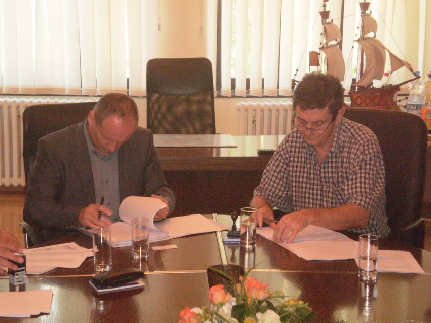 Aleš Mozetič i Simo Gruesku potpisuju ugovor