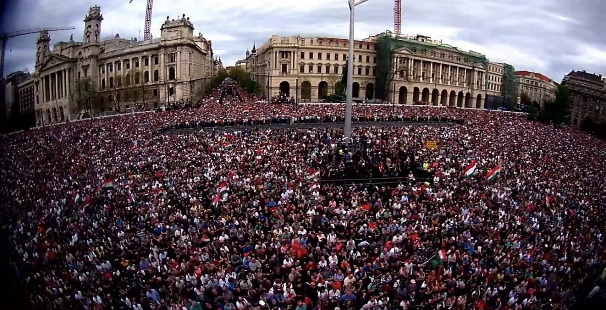  Talpra magyar. Wielotysięczna demonstracja w Budapeszcie, wszyscy przeciw Orbanowi