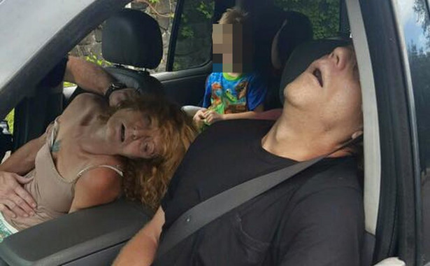 Kompletnie odurzeni heroiniści wieźli autem dziecko. Amerykańska policja pokazuje zdjęcia