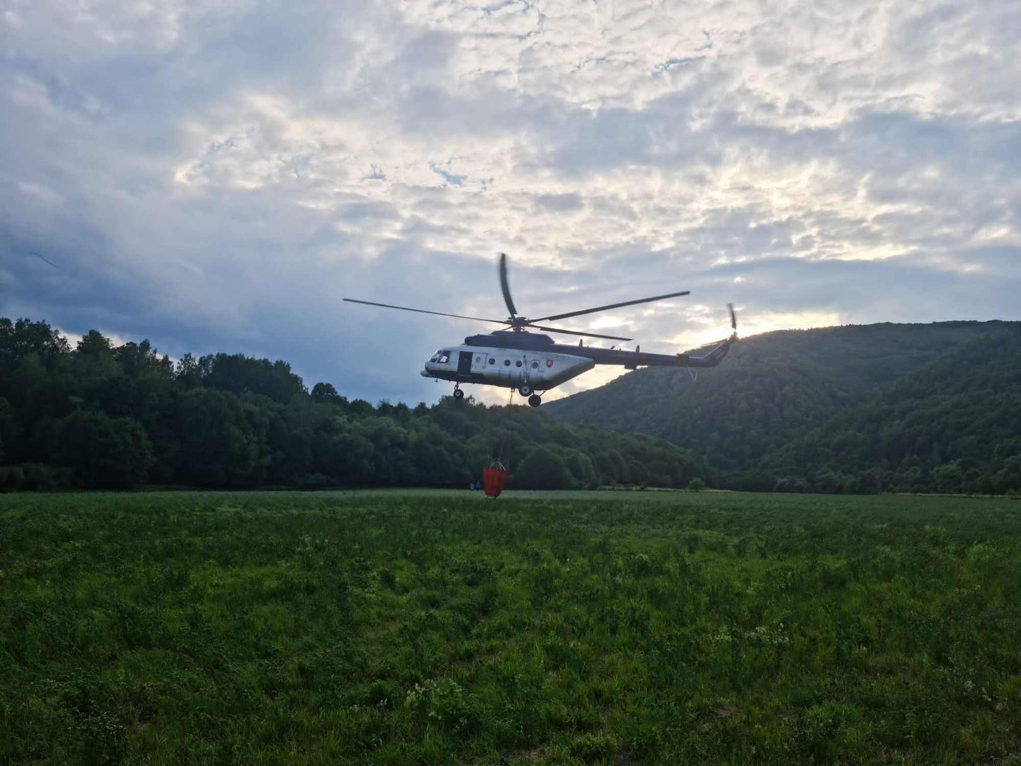 Požiar lesa v Národnom parku Veľká Fatra hasia za pomoci vrtuľníka.