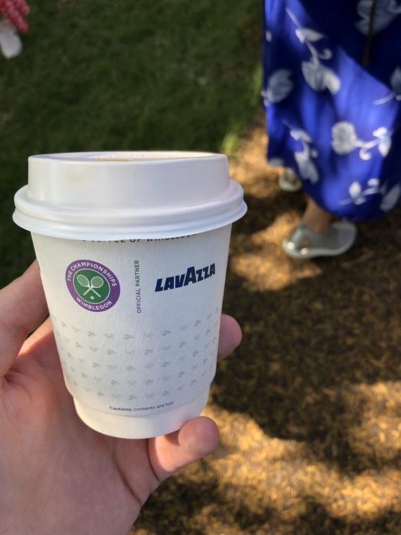 Sponsorzy turnieju rozdają darmową kawę i inne napoje na trasie wimbledońskiej kolejki