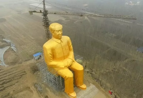 Gigantyczny pomnik Mao Zedonga stanął w Chinach w... szczerym polu