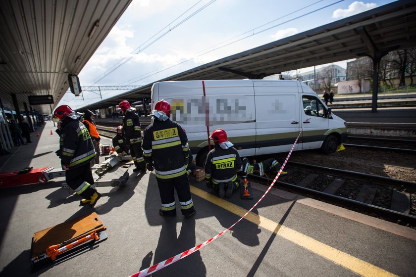 Bus wylądował na torach