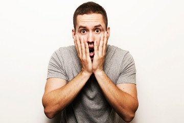 1. Titokban retteg: a nők nagy része nem is tudja, hogy milyen jó dolga van. Egy pasi szívesebben kérne Hupikék törpikének öltözve fizetésemelést a főnökétől, minthogy odamenjen egy nőhöz. Akarod tudni, hogy miért fél ennyire? Az érzések miatt. A pasik feladat-orientáltak, de amikor érzésekről van szó, akkor elvesznek. Nyilván odavannak érted, de közben rettegnek. Mi a megoldás? Ne kérdezd a kapcsolat elején az érzéseiről. Hagyd, hogy a tettei beszéljenek helyette, ráér a komolyabb dolgokról később is beszélni.