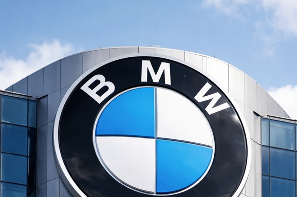 Odlazak u penziju u BMW stilu: Evo šta je kompanija poklonila zaposlenom posle 45 godina rada (FOTO)