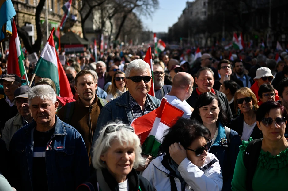 Orbanove pristalice na skupu u Budimpešti 15. marta (gore) i Mađarove pristalice na mitingu u prestonici 26. marta