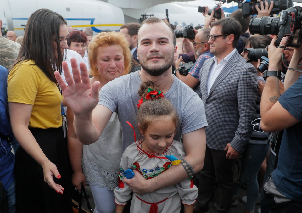 "Gratuluję wszystkim uwolnienia naszych bohaterów" - powiedział witając byłych więźniów ukraiński prezydent