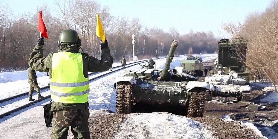 Rosyjska armia wraca z ćwiczeń w pobliżu Ukrainy. Zdjęcie z materiału opublikowanego przez Moskwę w środę 16 lutego 2022 r. 