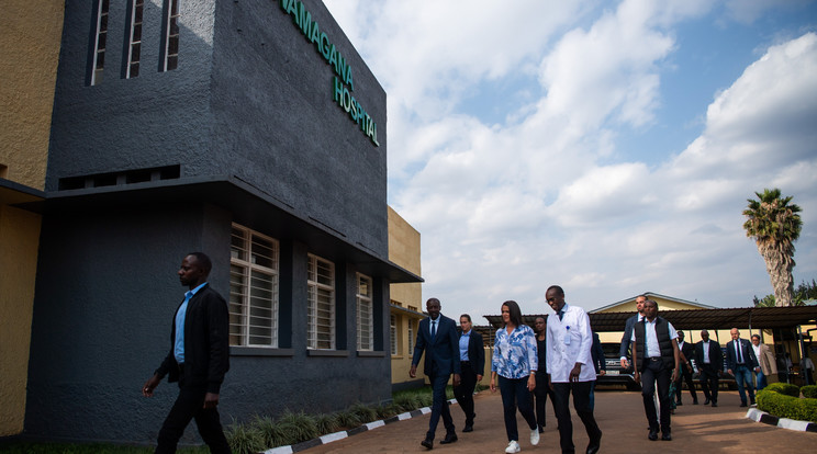 Novák Katalin államfő kórházat és iskolát is meglátogatott, valamint adományokat adott át hivatalos ruandai látogatásának kezdetén / Fotó: MTI / Balogh Zoltán