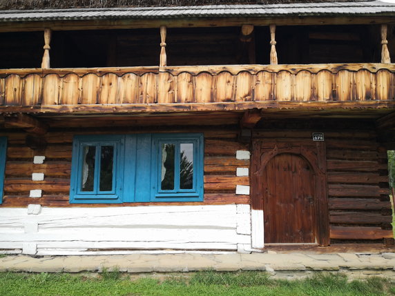 Dom w skansenie - na Orawie często spotykamy niebieski kolor okien