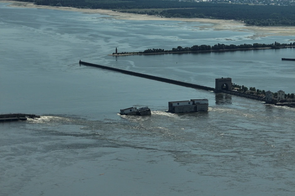 Voda preko srušene brane Kahovka u Novoj Kahovki u Hersonu, Ukrajina, 7. juna
