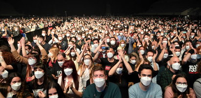Pięć tysięcy osób bawiło się na koncercie w Barcelonie. Eksperyment w dobie pandemii...
