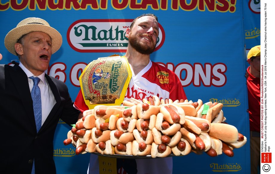 Wczoraj wygrał je Joey Chestnut. Zjadł 70 hot-dogów