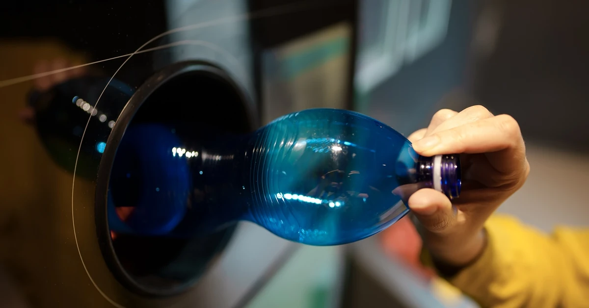 Zwrócił plastikowe butelki i puszki do recyklomatu. Dostał zwrot prawie 10 zł